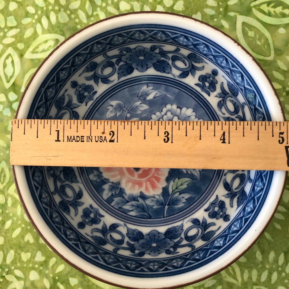 Small Hand-Painted Japanese Bowl - Picture 5 of 8